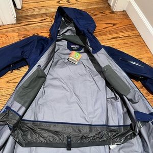 Patagonia mens jacket Brand new w/tags (was $699) navy blue powslayer size med